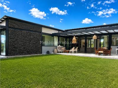 Casa de 3 alcobas en venta en Escobero, Envigado, 1575 m² · foto 2 de 8