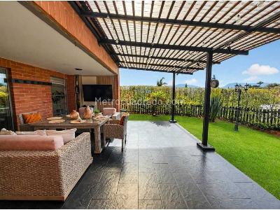 Casa de 3 alcobas en venta en Loma Del Chocho, Envigado, 223 m² · foto 3 de 19