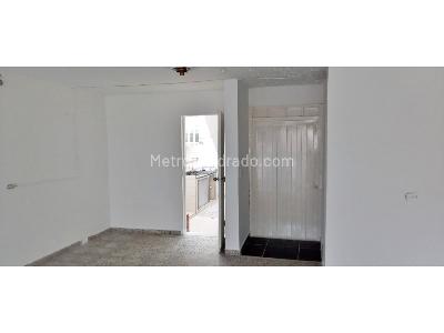 Casa de 5 alcobas en venta en Santa Teresita, Medellín, 325 m² · foto 3 de 16