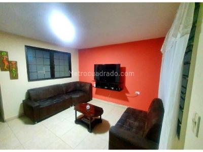 Casa de 3 alcobas en venta en Manrique Las Esmeraldas, Medellín, 128 m² · foto 2 de 16