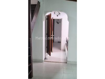 Casa de 4 alcobas en venta en Robledo Tulioanes, Medellín, 78 m² · foto 2 de 13