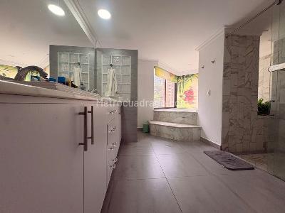 Apartamento de 4 alcobas en arriendo en El Poblado, Medellín, 590 m² · foto 15 de 20