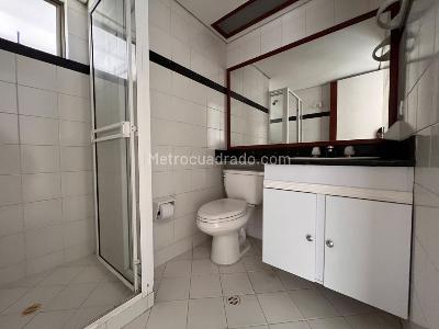 Apartamento de 2 alcobas en venta en El Poblado, Medellín, 82 m² · foto 11 de 12