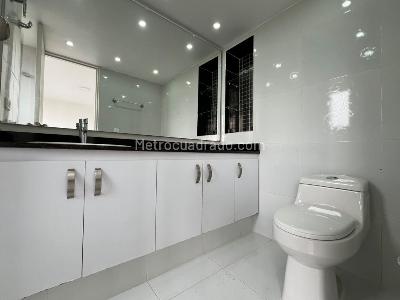 Apartamento de 3 alcobas en venta en El Poblado, Medellín, 138 m² · foto 2 de 15