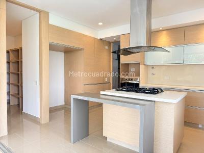 Apartamento de 3 alcobas en venta en El Poblado, Medellín, 272 m² · foto 11 de 19