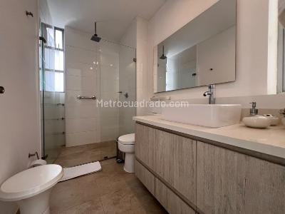 Apartamento de 2 alcobas en arriendo en El Poblado, Medellín, 100 m² · foto 12 de 14