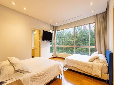 Apartamento de 4 alcobas en venta en El Poblado, Medellín, 1000 m² · foto 2 de 20