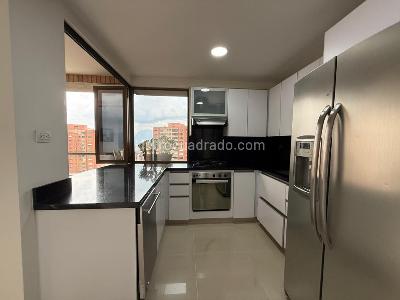 Apartamento de 2 alcobas en arriendo en El Poblado, Medellín, 105 m² · foto 5 de 10