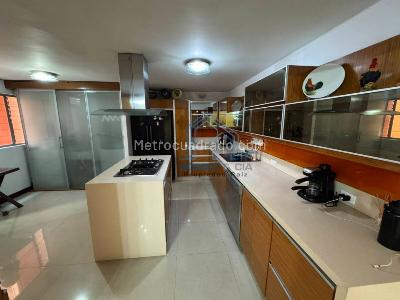 Apartamento de 3 alcobas en venta en Laureles, Medellín, 180 m² · foto 2 de 20
