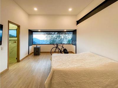 Casa de 3 alcobas en venta en Las Palmas, Medellín, 375 m² · foto 13 de 15