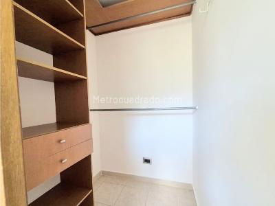 Apartaestudio en venta en El Poblado El Tesoro, Medellín, 56 m² · foto 11 de 13