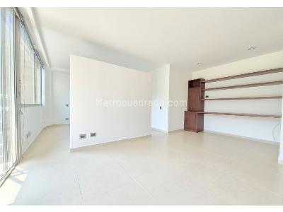 Apartaestudio en venta en El Poblado El Tesoro, Medellín, 56 m² · foto 3 de 13