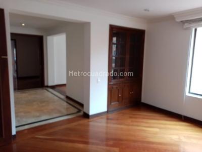 Apartamento de 3 alcobas en venta en Santa Barbara Occidental, Bogotá, 200 m² · foto 3 de 19