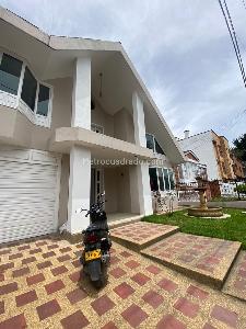 Casa de 5 alcobas en venta en Las Villas Bulevar, Bogotá, 526 m² · foto 2 de 15