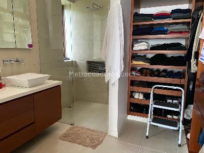 Apartamento de 3 alcobas en venta en El Refugio, Bogotá, 260 m² · foto 16 de 18