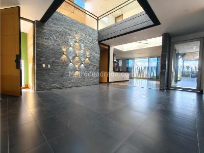 Casa de 4 alcobas en venta en Loma El Atravesado, Envigado, 330 m² · foto 2 de 20