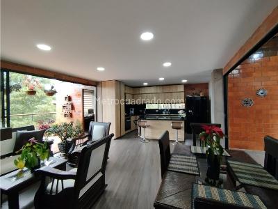 Casa de 5 alcobas en venta en Loma El Escobero, Envigado, 477 m² · foto 2 de 20
