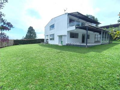 Casa de 3 alcobas en venta en Loma El Escobero, Envigado, 350 m² · foto 2 de 20
