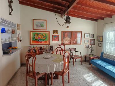 Casa de 5 alcobas en venta en Los Colores, Medellín, 314 m² · foto 3 de 11