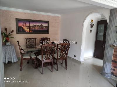 Casa de 3 alcobas en venta en Las Antillas, Envigado, 267 m² · foto 3 de 15