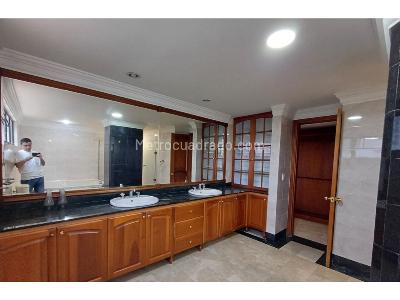 Apartamento de 4 alcobas en venta en El Poblado, Medellín, 250 m² · foto 18 de 20