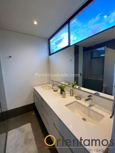 Apartamento de 2 alcobas en arriendo en El Poblado, Medellín, 94 m² · foto 7 de 10