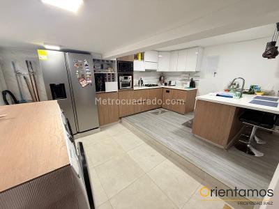 Casa de 3 alcobas en venta en El Poblado, Medellín, 200 m² · foto 2 de 20