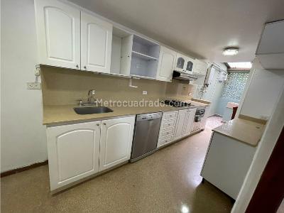 Casa de 3 alcobas en venta en Loma De Los Bernal, Medellín, 223 m² · foto 2 de 20