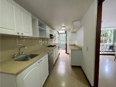 Casa de 3 alcobas en venta en Loma De Los Bernal, Medellín, 223 m² · foto 3 de 20