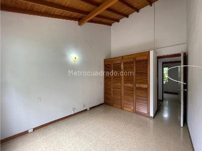 Casa de 3 alcobas en venta en Loma De Los Bernal, Medellín, 223 m² · foto 14 de 20
