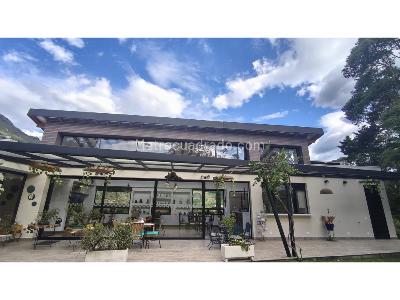 Casa de 3 alcobas en venta en Loma Del Escobero, Envigado, 1707 m² · foto 3 de 20