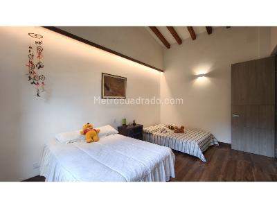 Casa de 3 alcobas en venta en Loma Del Escobero, Envigado, 1707 m² · foto 18 de 20