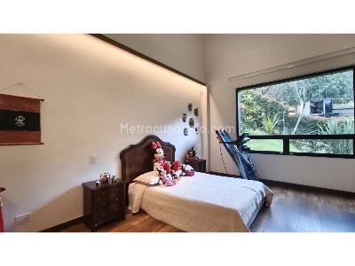 Casa de 3 alcobas en venta en Loma Del Escobero, Envigado, 1707 m² · foto 19 de 20