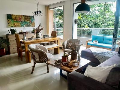 Apartamento de 3 alcobas en venta en Loma De Los Bernal, Medellín, 100 m² · foto 2 de 10