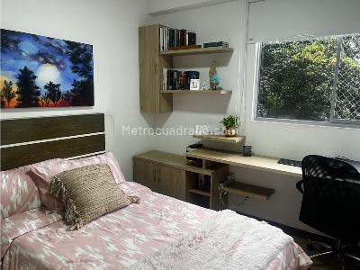 Apartamento de 3 alcobas en venta en Loma De Los Bernal, Medellín, 100 m² · foto 5 de 10