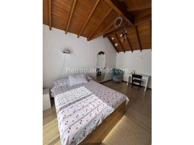 Casa de 5 alcobas en venta en Loma De Los Bernal, Medellín, 192 m² · foto 2 de 20