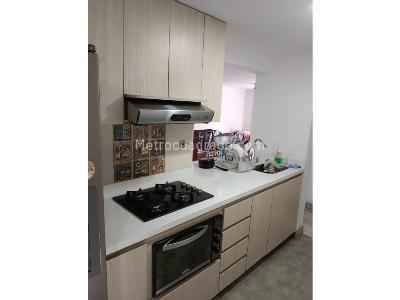 Apartamento de 3 alcobas en venta en Loma De Los Bernal, Medellín, 97 m² · foto 3 de 20