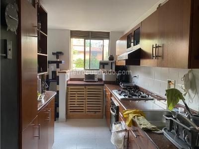 Apartamento en venta en Loma De Los Bernal, Medellín · foto 2 de 19