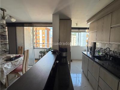 Apartamento de 3 alcobas en venta en Loma De Los Bernal, Medellín, 74 m² · foto 2 de 15
