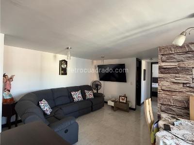 Apartamento de 3 alcobas en venta en Loma De Los Bernal, Medellín, 74 m² · foto 4 de 15