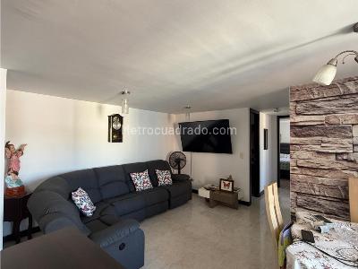 Apartamento de 3 alcobas en venta en Loma De Los Bernal, Medellín, 74 m² · foto 5 de 15