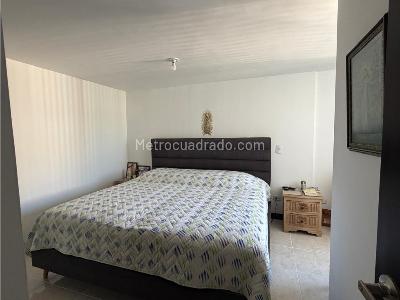 Apartamento de 3 alcobas en venta en Loma De Los Bernal, Medellín, 74 m² · foto 7 de 15
