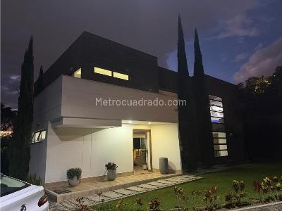 Casa de 4 alcobas en venta en El Escobero, Envigado, 387 m² · foto 2 de 20