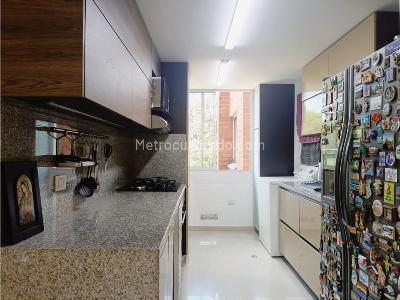 Apartamento de 3 alcobas en venta en Loma De Los Bernal, Medellín, 86 m² · foto 2 de 20