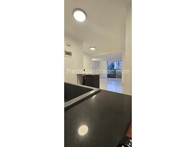 Apartamento de 3 alcobas en venta en Loma De Los Bernal, Medellín, 84 m² · foto 2 de 18
