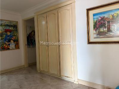 Apartamento de 4 alcobas en venta en Los Balsos Poblado, Medellín, 271 m² · foto 17 de 20