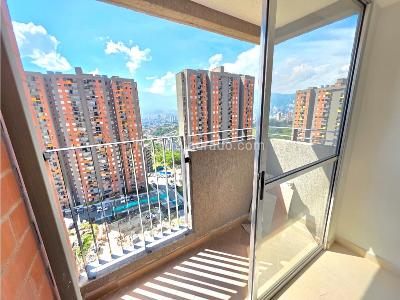 Apartamento de 3 alcobas en venta en Los Gomez, Itagüí, 56 m² · foto 4 de 13