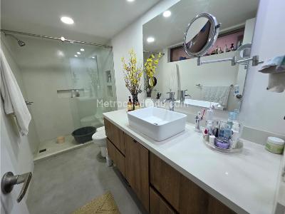 Apartamento de 4 alcobas en venta en El Poblado, Medellín, 261 m² · foto 11 de 17