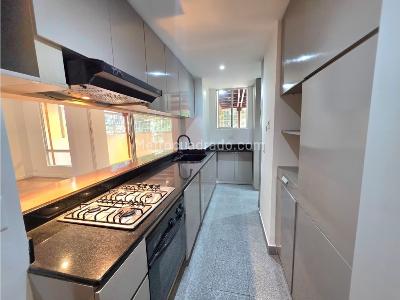 Apartamento de 4 alcobas en venta en Los Balsos Poblado, Medellín, 101 m² · foto 3 de 12