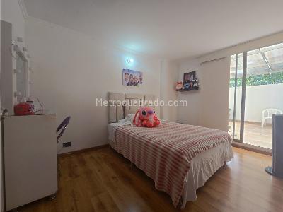 Apartamento de 4 alcobas en venta en Loma De Los Bernal, Medellín, 150 m² · foto 12 de 17